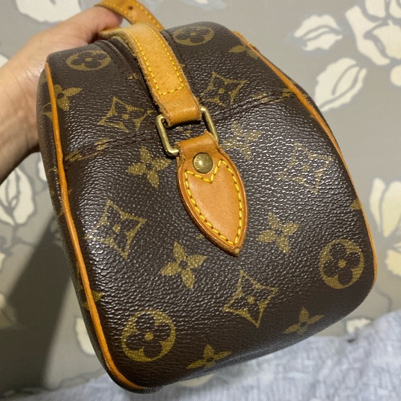 Authentic Louis Vuitton Blois,no peeling with cracking on vachetta strap only. - Picture 4 of 17